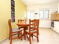 Lumbarda, Dining room in the apartment, (pet friendly) and WiFi.