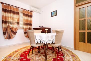 Lumbarda, Comedor in the apartment, air condition available y WiFi.