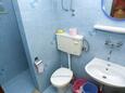 Ванная комната Lumbarda, Ванная комната в размещении типа apartment, Домашние животные допускаются и WiFi.