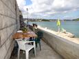 Lumbarda, Terrasse 2 dans l’hébergement en type house, avec la vue sur la mer, animaux acceptés et WiFi.