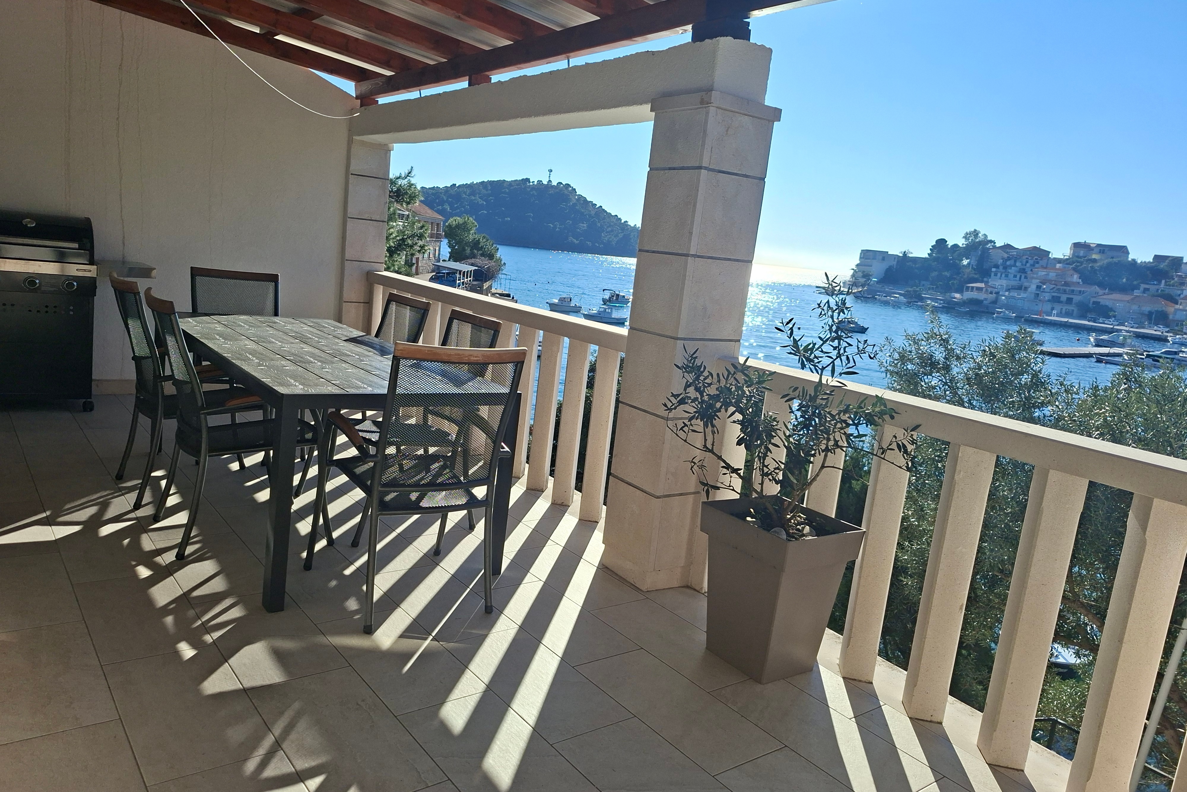 Three bedroom apartment near beach Brna, Korčula  A-b