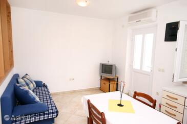 Lumbarda, Sala de estar in the apartment, air condition available y WiFi.