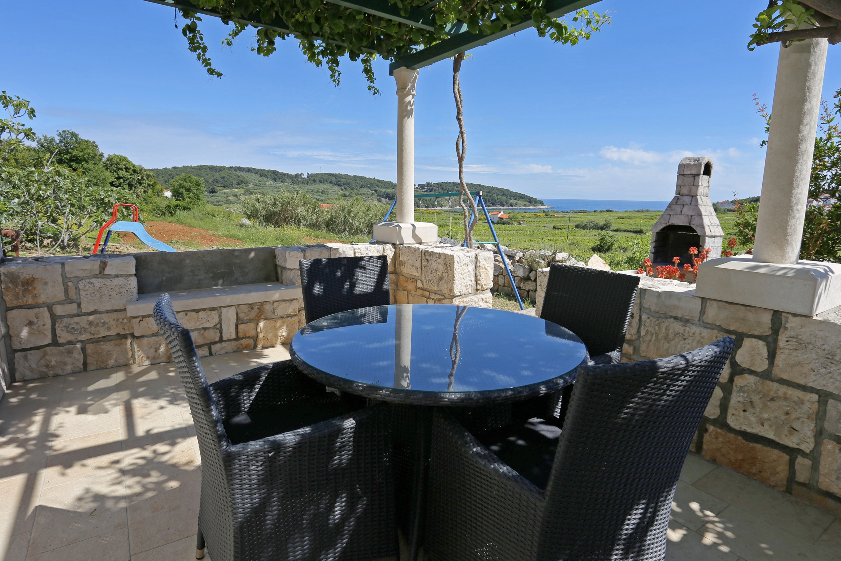 One bedroom apartment with terrace and sea view Lumbarda (Korčula) (A-4429-a)