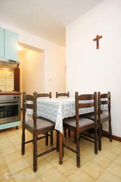 Lumbarda, Dining room in the apartment, air condition available, (pet friendly) and WiFi.