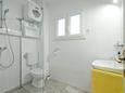 Ванная комната 1 Prižba, Ванная комната 1 в размещении типа house, Домашние животные допускаются и WiFi.