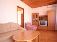 Sali, Sala de estar in the apartment, air condition available, (pet friendly) y WiFi.