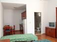 Mokalo, Bedroom in the studio-apartment, air condition available and WiFi.