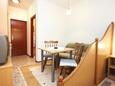 Orebić, Comedor in the studio-apartment, air condition available y WiFi.