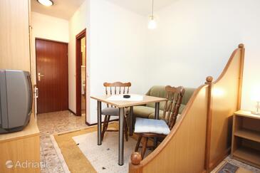 Orebić, Comedor in the studio-apartment, air condition available y WiFi.