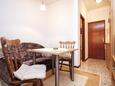 Orebić, Comedor in the studio-apartment, air condition available y WiFi.