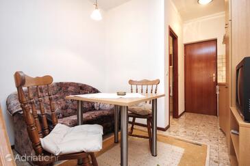 Orebić, Sala da pranzo nell'alloggi del tipo studio-apartment, condizionatore disponibile e WiFi.