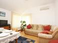 Orebić, Living room in the apartment, air condition available and WiFi.