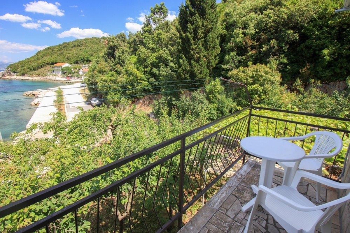 Comfortable and spacious apartment near beach Cove Velika Prapratna, Pelješac  A-c