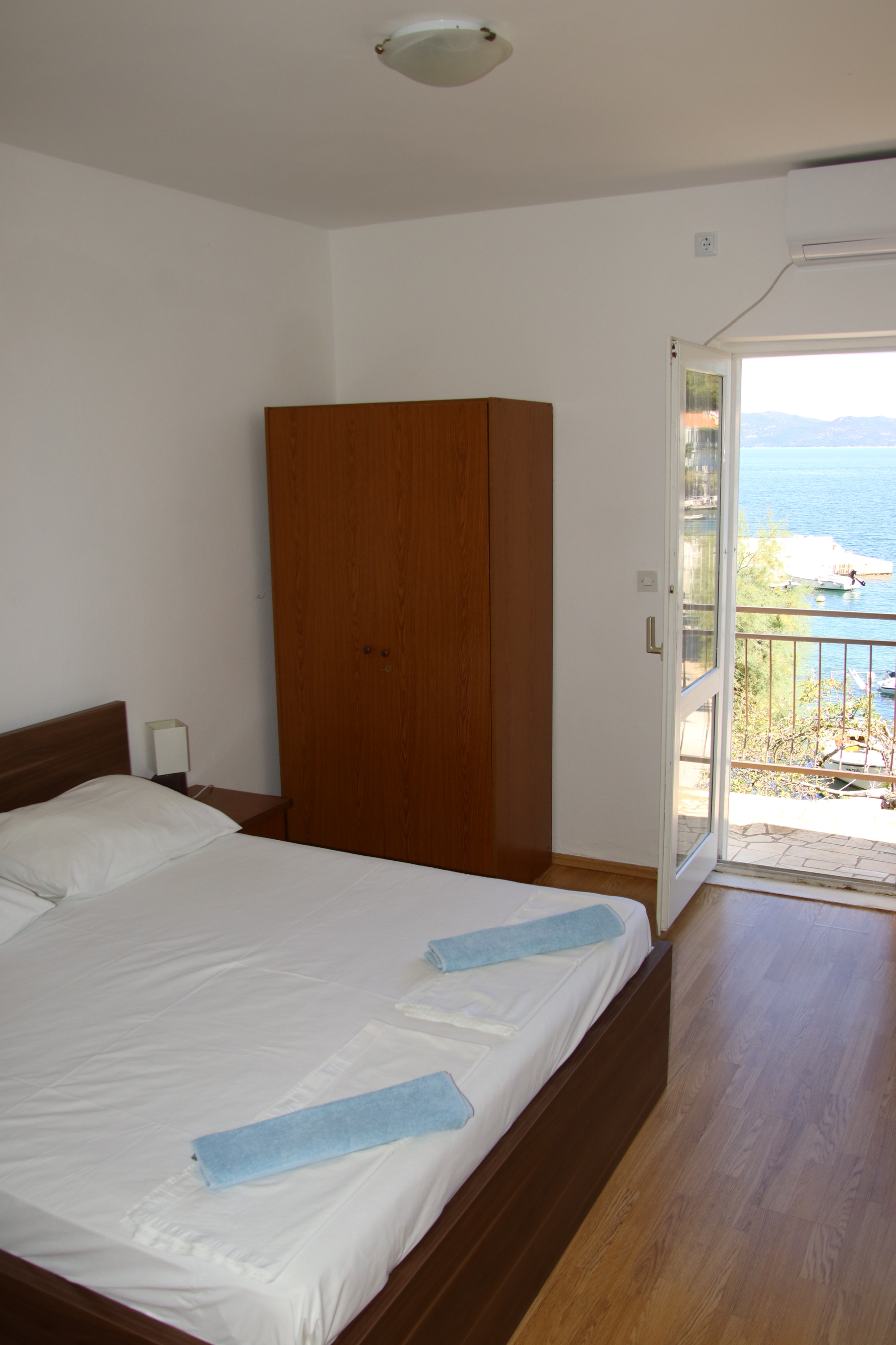 Comfortable and spacious apartment near beach Cove Velika Prapratna, Pelješac  A-c