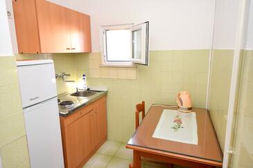 Orebić, Kitchen in the studio-apartment, air condition available, (pet friendly) and WiFi.