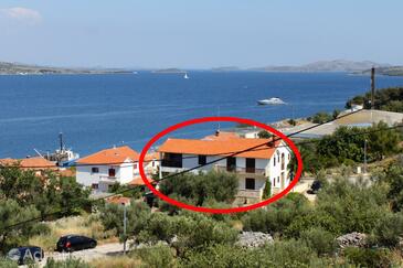 Sali, Dugi otok, Szálláshely 454 - Apartmanok a tenger közelében kavicsos stranddal.