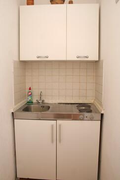 Kitchen Orebić, Kitchen in the studio-apartment, dopusteni kucni ljubimci i WIFI.