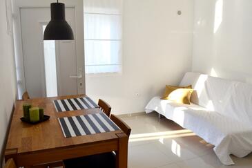 Orebić, Dining room in the studio-apartment, air condition available and WiFi.