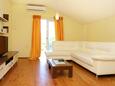 Žuljana, Sala de estar in the apartment, air condition available, (pet friendly) y WiFi.