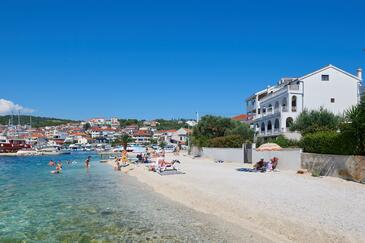 Objekt Okrug Gornji, Čiovo, Objekt 458 - Apartmaji v bližini morja s prodnato plažo.