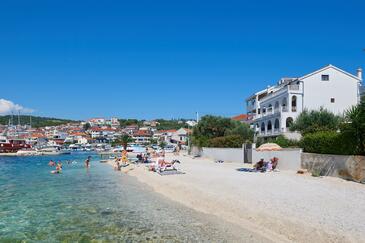 Okrug Gornji, Čiovo, Hébergement 458 - Appartement à proximité de la mer avec une plage de galets.