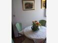 Stanići, Comedor in the apartment, air condition available y WiFi.