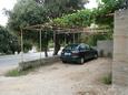 Stanići, Omiš, Parkeerplaats 4585 - Appartementen near sea with pebble beach.