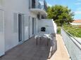 Jelsa, Terrasse 1 dans l’hébergement en type apartment, avec la vue sur la mer et WiFi.