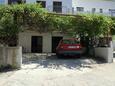 Jelsa, Hvar, Parkeerplaats 4589 - Appartementen with sandy beach.