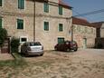 Vrboska, Hvar, Parkeerplaats 4600 - Kamers near sea with pebble beach.