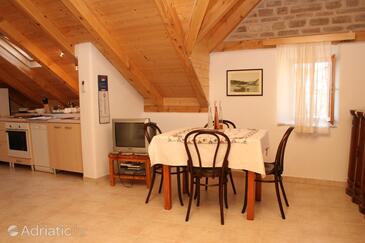 Dining room Vrboska, Dining room in the studio-apartment, dostupna klima, dopusteni kucni ljubimci i WIFI.