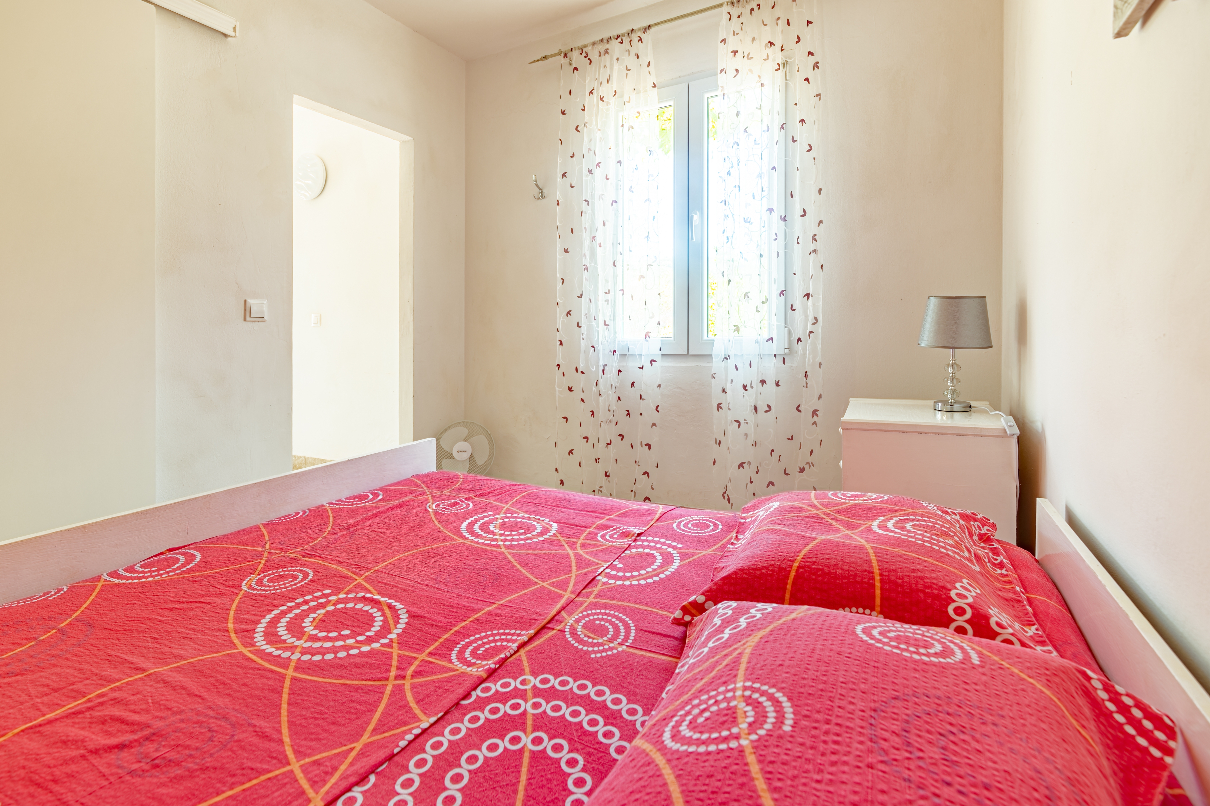 One bedroom apartment near beach Cove Pokrivenik, Hvar (A-4604-c)