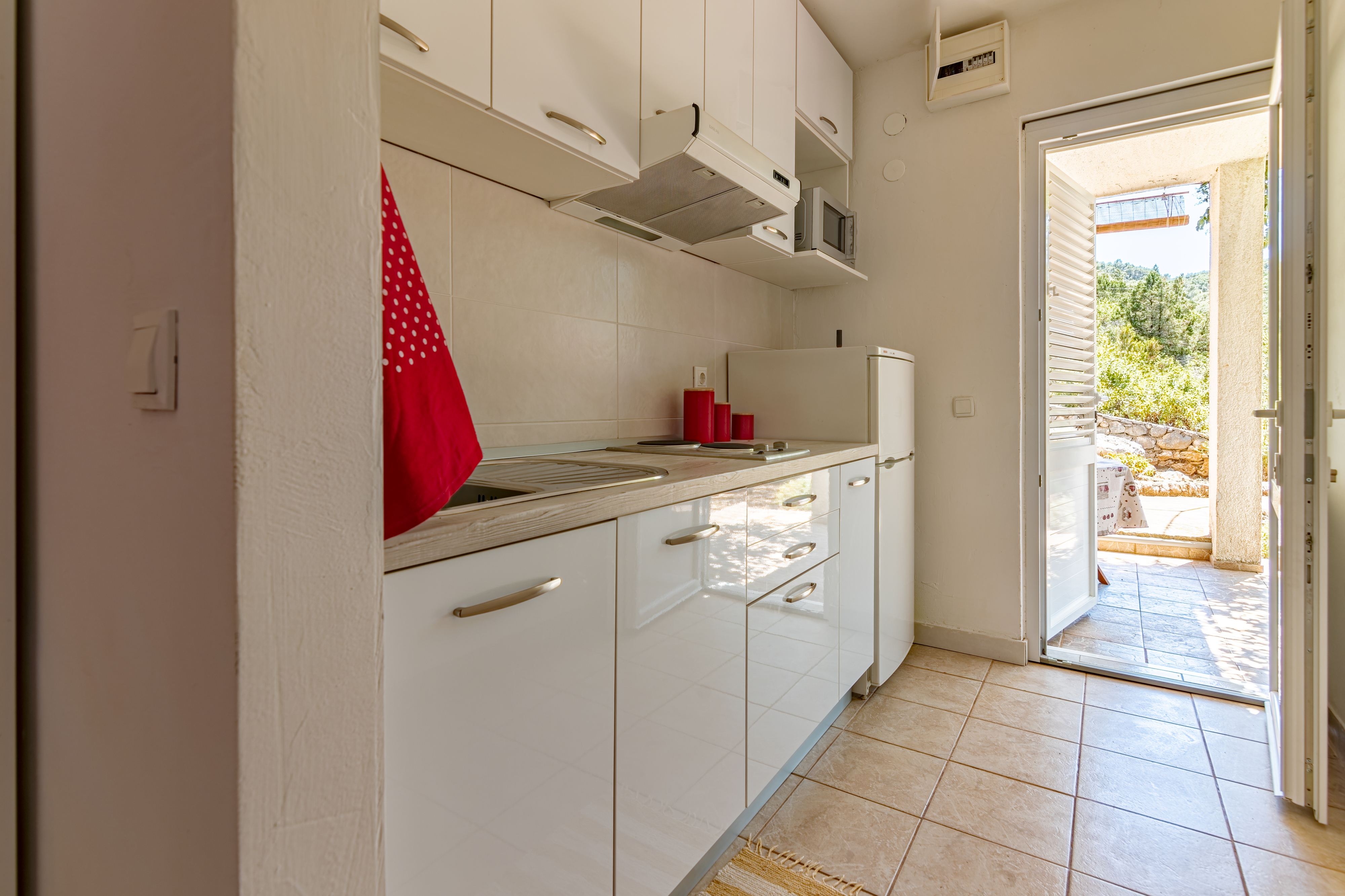 One bedroom apartment near beach Cove Pokrivenik, Hvar (A-4604-c)