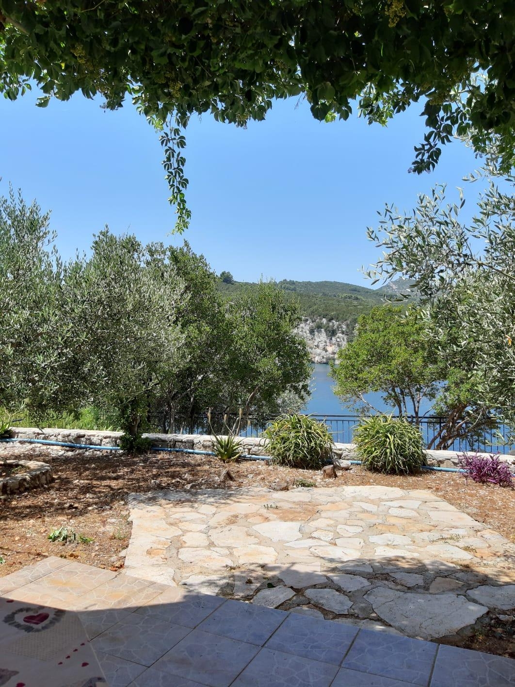 One bedroom apartment near beach Cove Pokrivenik, Hvar  A-c