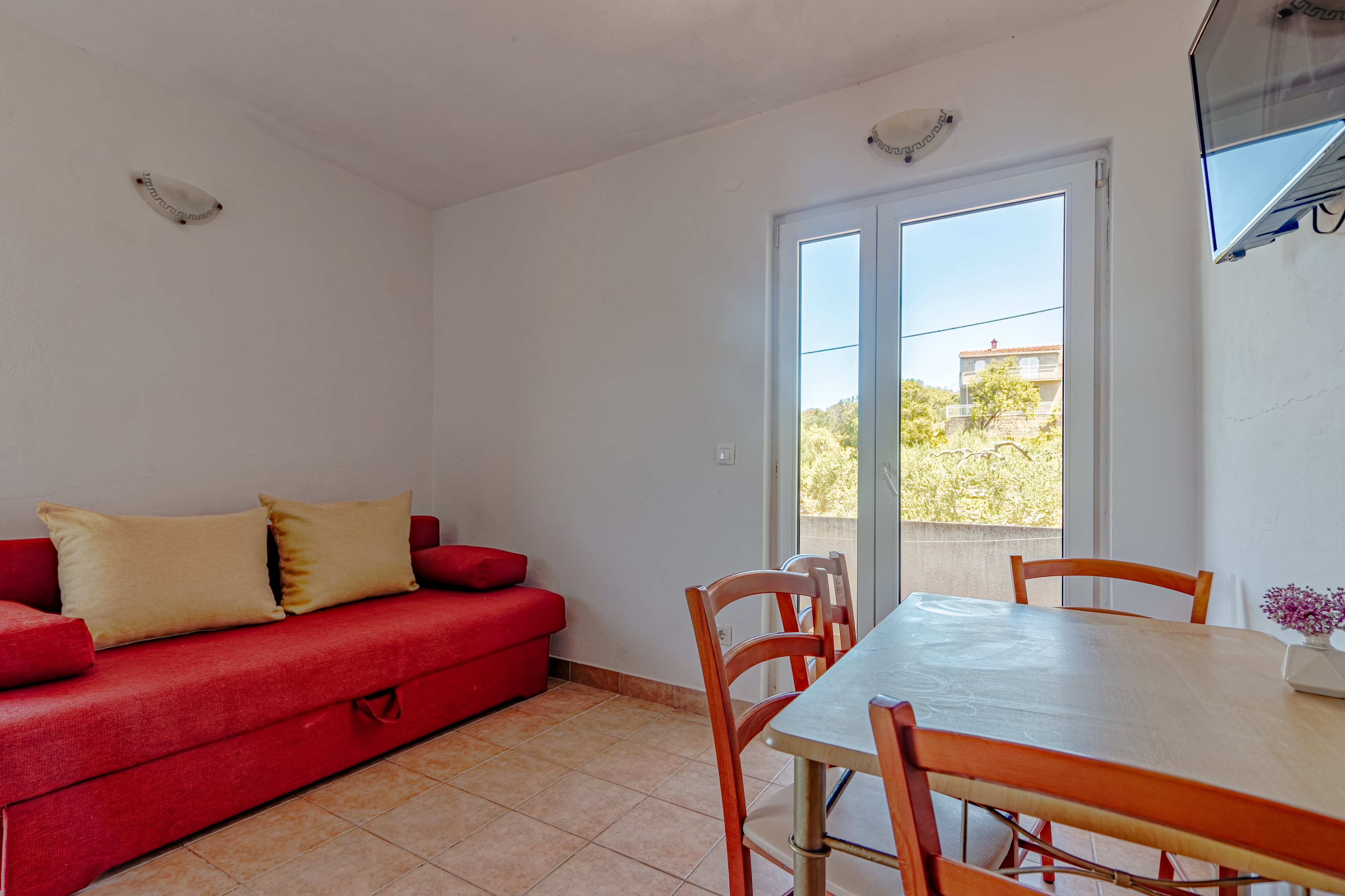 One bedroom apartment near beach Cove Pokrivenik (Hvar) (A-4604-e)