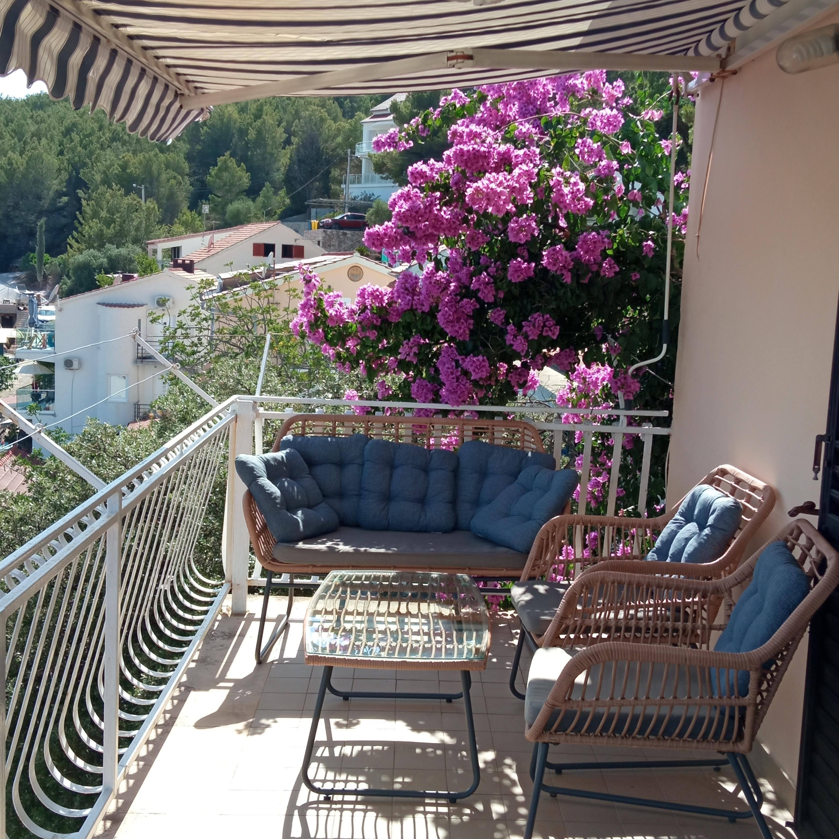 Three bedroom apartment with terrace and sea view Basina, Hvar  A-a