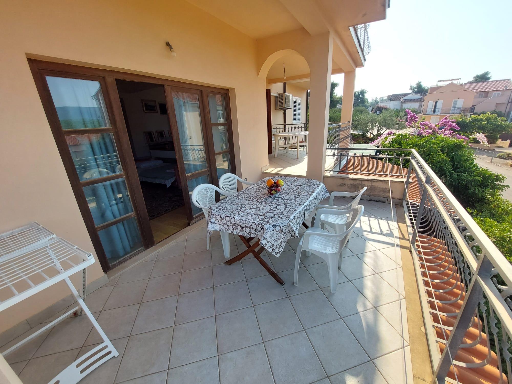 Three bedroom apartment with terrace Vrboska, Hvar  A-a