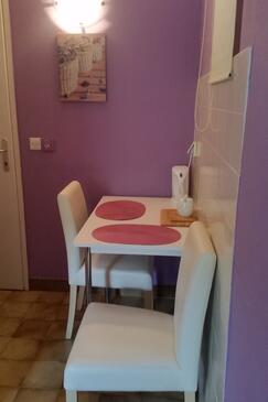 Dining room Jelsa, Dining room in the studio-apartment, dopusteni kucni ljubimci i WIFI.