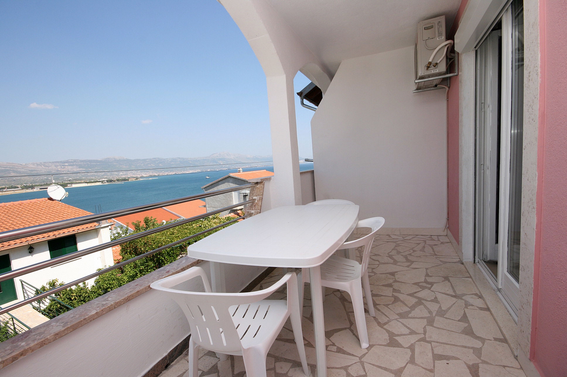 One bedroom apartment with terrace and sea view Mastrinka, Čiovo (A-4648-b) One bedroom apartment with terrace and sea view Mastrinka, Čiovo (A-4648-b)