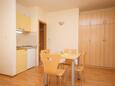 Omiš, Dining room in the studio-apartment, air condition available and WiFi.