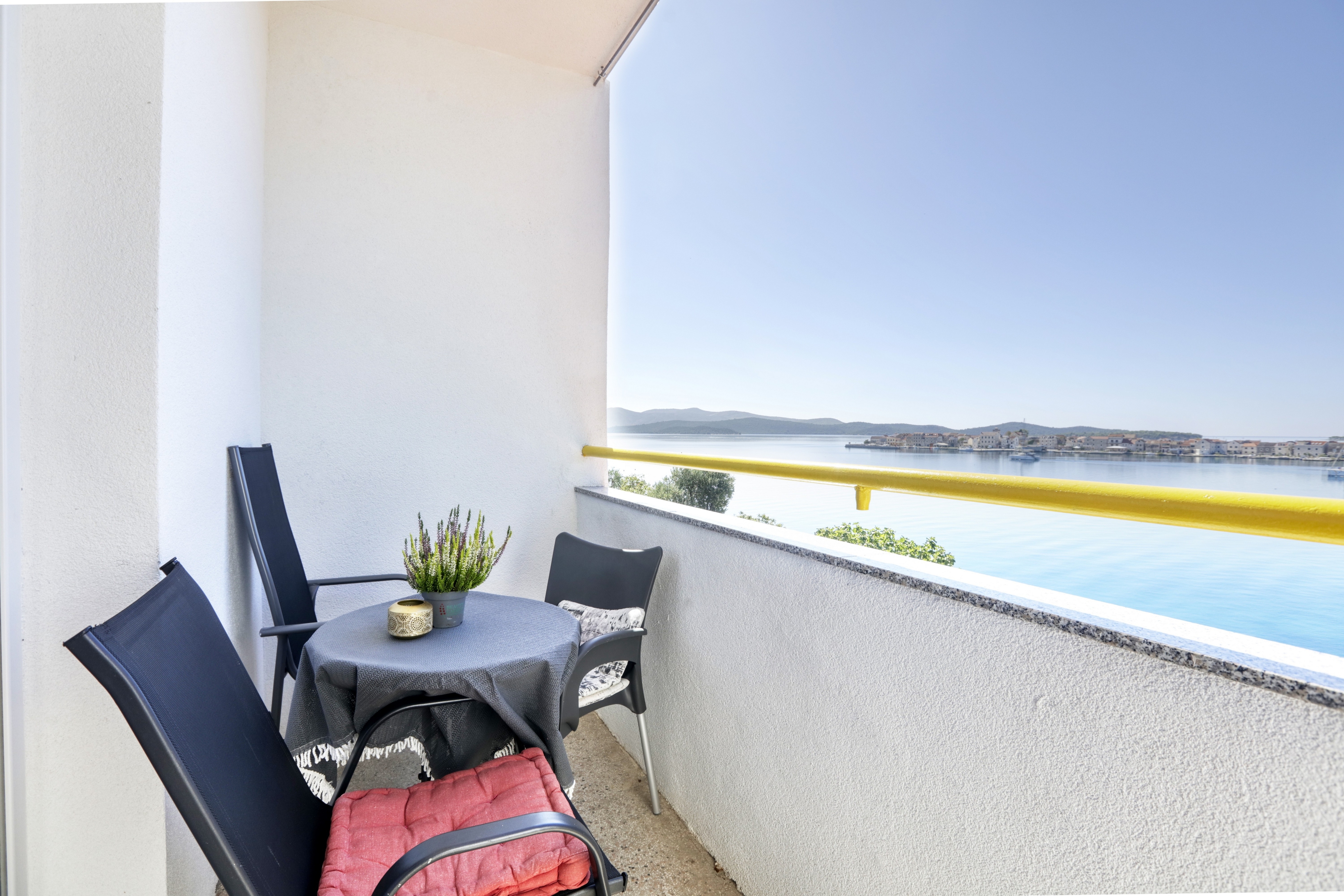 Three bedroom apartment near beach Brodarica, Šibenik  A-c