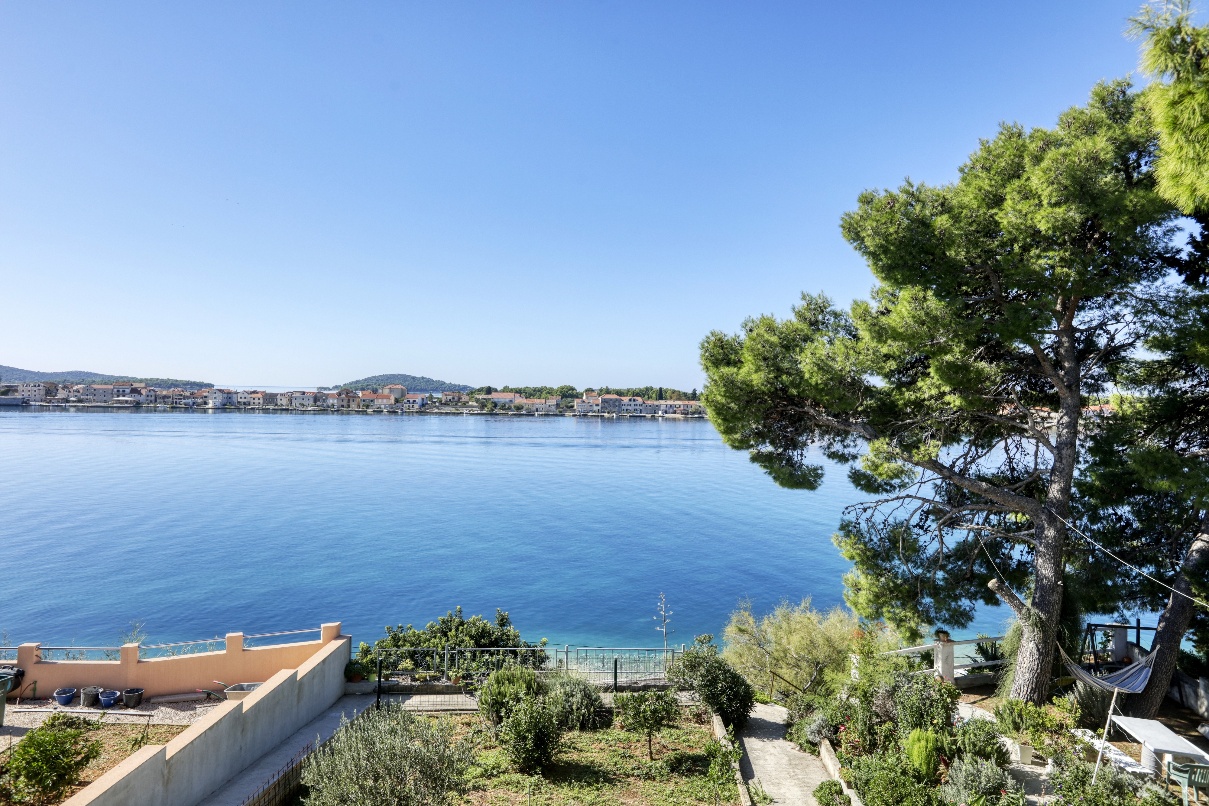 Three bedroom apartment near beach Brodarica, Šibenik  A-c