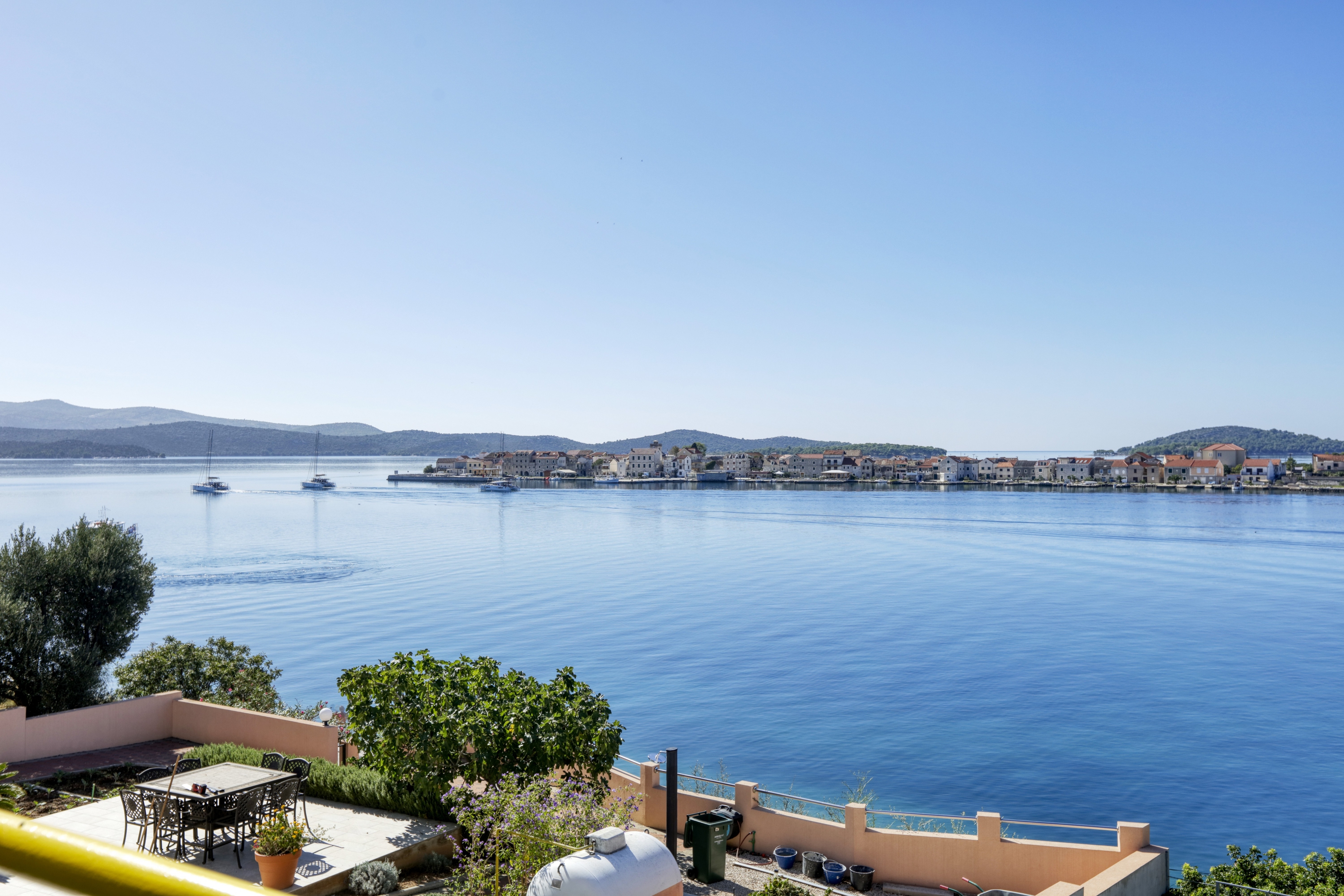 Three bedroom apartment near beach Brodarica, Šibenik  A-c
