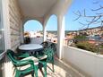 Terrace Bušinci, Terrace in the apartment, with a sea view, (pet friendly) and WiFi.