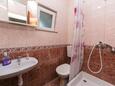 Ванная комната Podaca, Ванная комната в размещении типа studio-apartment, Домашние животные допускаются и WiFi.