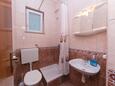 Ванная комната Podaca, Ванная комната в размещении типа studio-apartment, Домашние животные допускаются и WiFi.