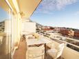 Terrace 1 Baška Voda, Terrace 1 in the apartment, with a sea view, (pet friendly) and WiFi.