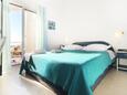 Ložnice 1 Baška Voda, Ložnice 1 v ubytování typu studio-apartment, s klimatizací, domácí mazlíčci povoleni a WiFi.