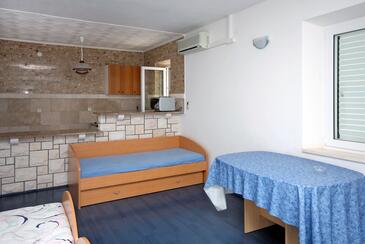 Jídelna Soline, Jídelna v ubytování typu studio-apartment, s klimatizací a WiFi.