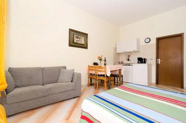 Dining room Plat, Dining room in the studio-apartment, WIFI.